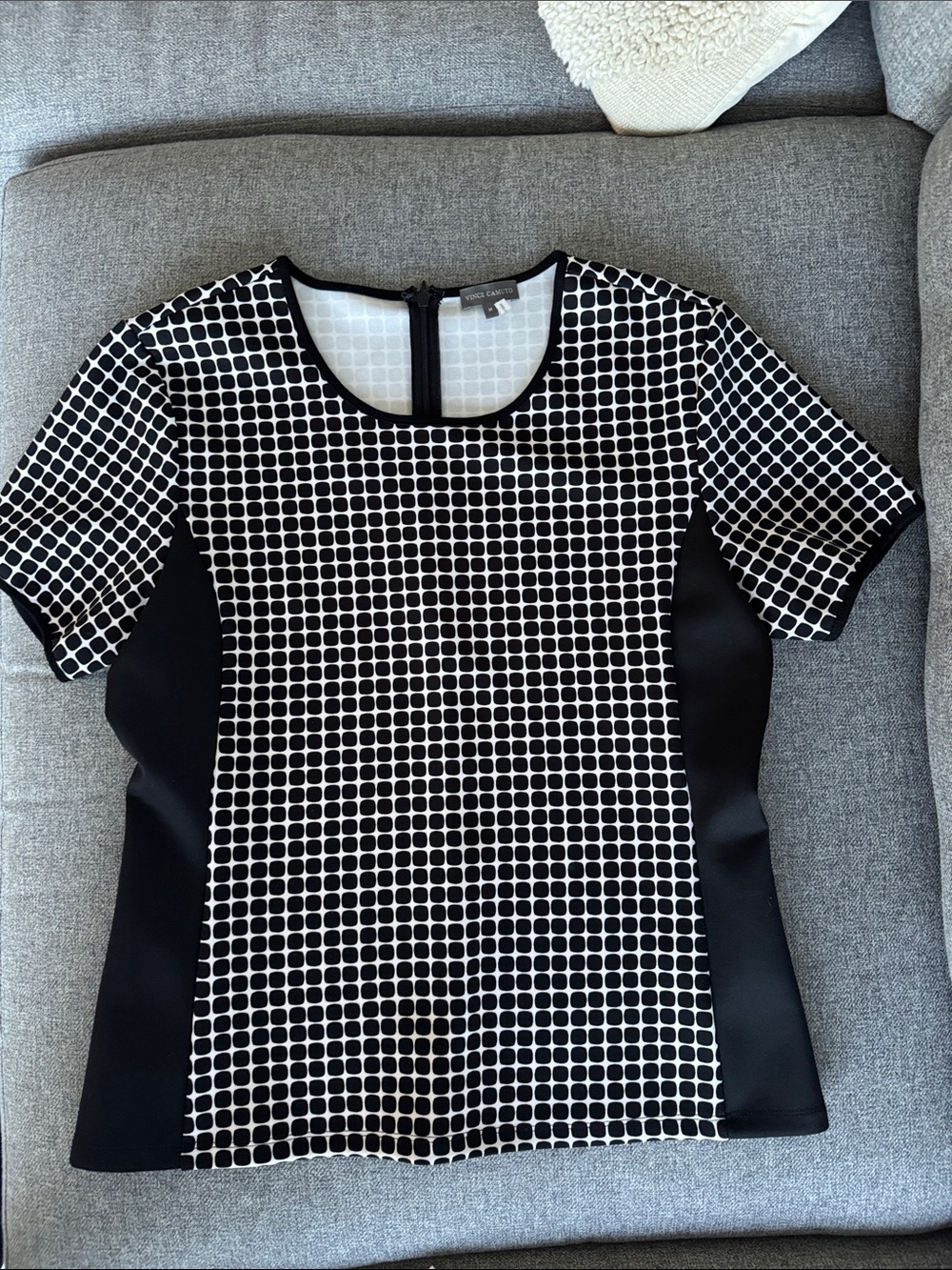 Flattering Vince Camuto Black & White Geometric Short Sleeve top